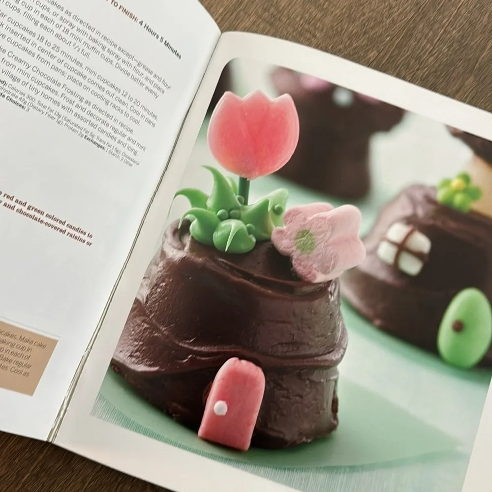 Betty Crocker The Big Book Of Cupcakes Paperback Party Baking Cookbook